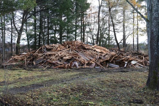 Täysin palanut rakennus oli kaksikerroksinen, tiiliverhoiltu ja pinnasta rapattu. Sammutustyöt viimeisteltiin kaivinkoneella. KUVA: ANU NAHKALA