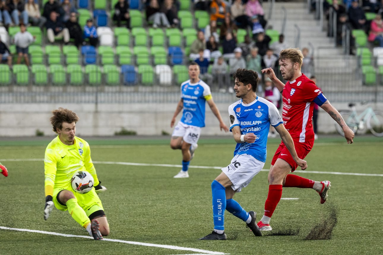 Yöttömän yön ottelussa RoPS ja SalPa tasasivat pisteet jännittävässä kamppailussa. Osuuko vahvan alkukauden pelannut Adam Mekki sunnuntaina PKKU:n verkkoon?