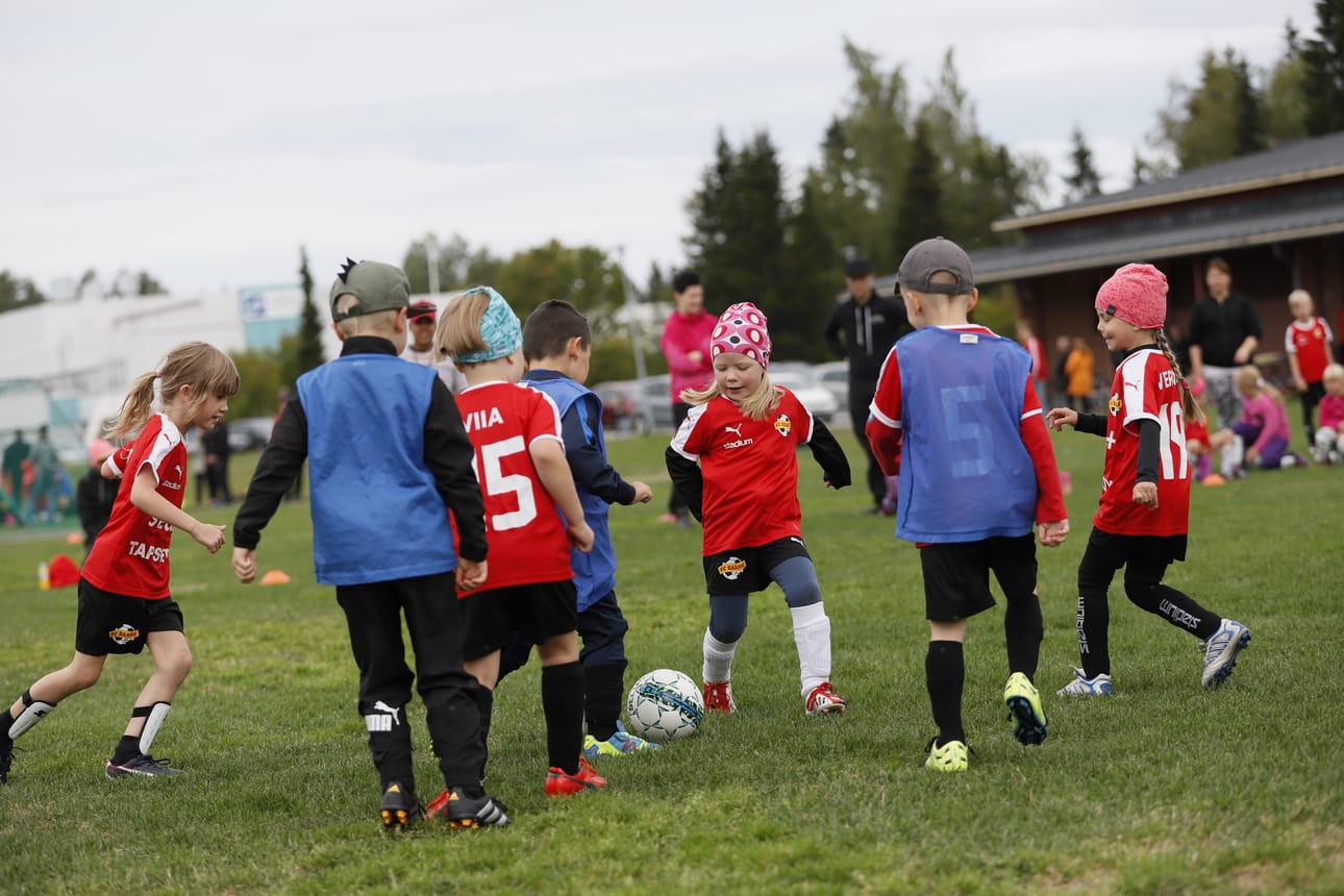 Nappulaliigan päätöspäivä Pitkäkarin kentällä käynnistyi nuorimpien tyttöjen ja poikien otteluilla.