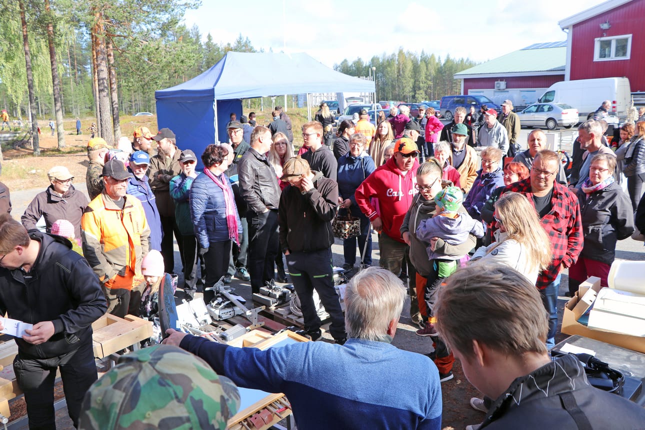Kipinän koulun irtaimistoa huutokaupattiin viime lauantaina Niemitalon Juustolan pihalla. Meklarina toimi entinen Hetekylän koulun opettaja Tauno Kujala.