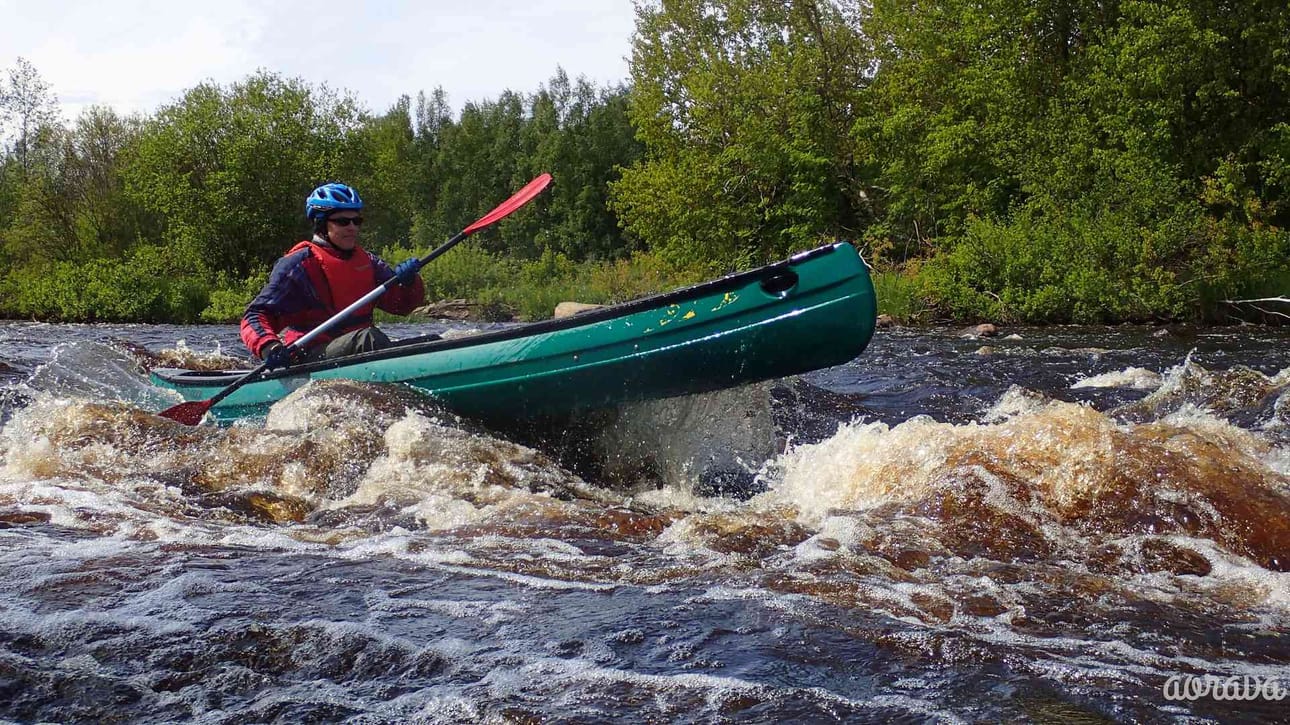 Kuopiolainen, haapavetislähtöinen, Jukka Ruuska meloo kanootilla.