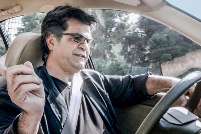 Iranilainen ohjaaja Jafar Panahi ajaa taksia ja kuvaa dokumentaarisella otteella Teheranin asukkaita. Taxi Teheran on palkittu Berliinin Kultaisella karhulla vuonna 2015. KUVA: Yle Kuvapalvelu