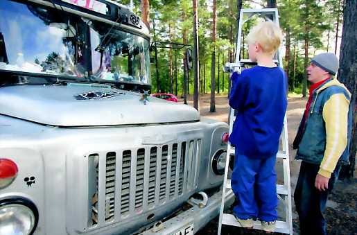 Hiljaisuutta, kuvaukset käynnissä! Virolainen työpajan opettaja Daniel Müntinenpaljastaa Leevi Haveriselle (vas.) Sanginsuun koululla elokuvan tekemisen saloja. Kameran kohteenaon suosta aikoinaan löydetty kulkupeli, Kinobussi.