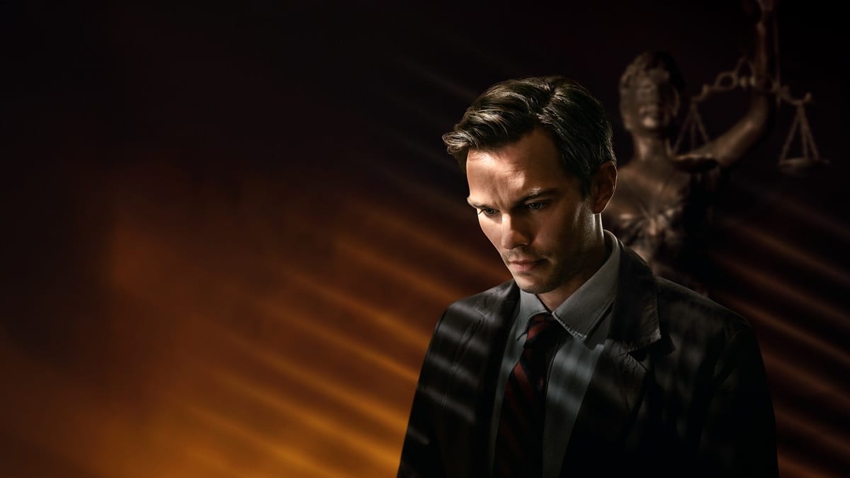 Nicholas Hoult tuskailee valamiehenä konkariohjaajan kenties viimeisessä elokuvassa. Kuva: Max