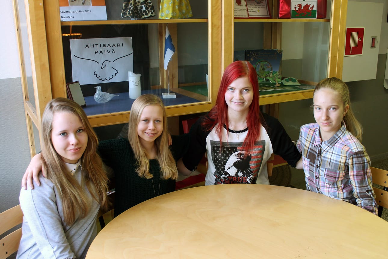 Milla Liimatainen (vas.) ja Ella-Mari Iivari (toinen vas.) ovat Kastellin yläkoulun vertaissovittelijaoppilaita. Elli Uusikylä (toinen oik.) ja Janita Lavander palkittiin viime vuoden Ahtisaari-päivänä koulun sovittelijaoppilaina. Palkinnoksi he saivat vitriiniä koristavan rauhankyyhkyn ja nimensä tauluun.
