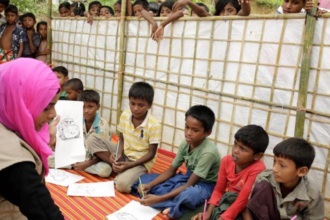 Myanmarista paenneet rohingya-muslimilapset käyvät koulua pakolaisleirillä Bangladeshin Cox’s Bazarissa. KUVA: ABIR ABDULLAH/EPA