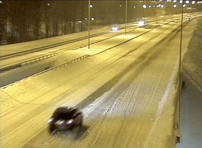 Aurauskalusto on jo töissä, mutta ei se kaikkialle heti ehdi. Oulun seudulla ajellaan lumisilla teillä tiistaina.