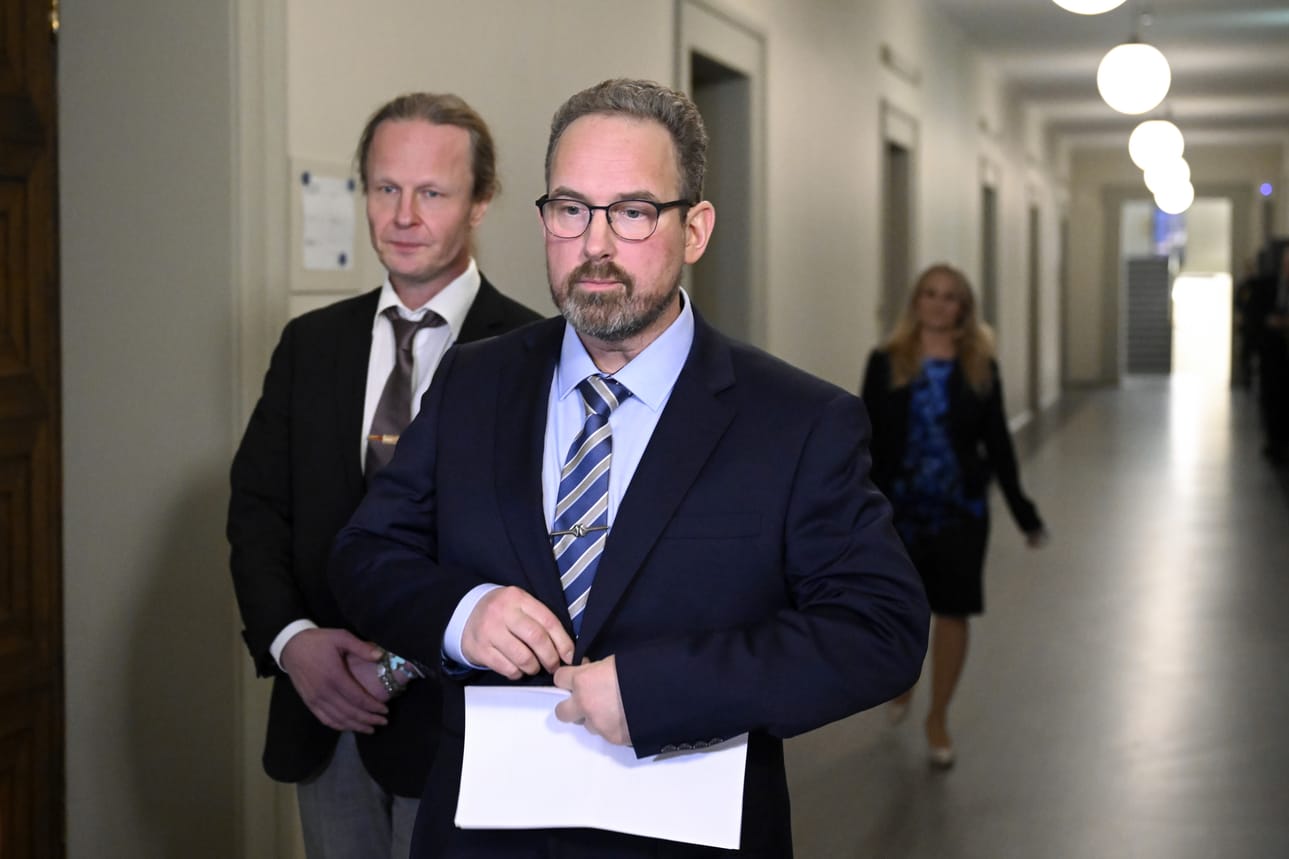 Perussuomalaisten ryhmäjohtaja Jani Mäkelä (kesk.) ja kansaedustajat Juho Eerola sekä Kaisa Garedew torstaina vakavina eduskuntaryhmän kokouksen jälkeen.