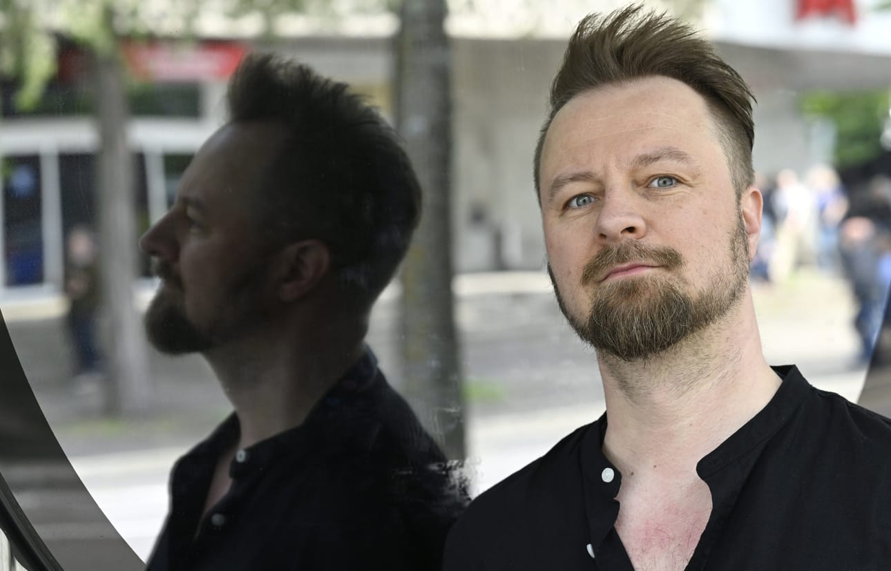 Euroviisuesityksille tyypillistä on koreat puitteet, mutta Ari Levelä pyrkii löytämään kulman, jolla erotutaan muista.