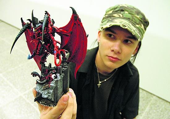 Warhammer -turnajaiset ovat menossa ja sotilaat ahdistelevat robottimaista tulevaisuuden hirviötä, joka on imenyt vaikutteita elokuvista Star Wars ja Alien - kahdeksas matkustaja.