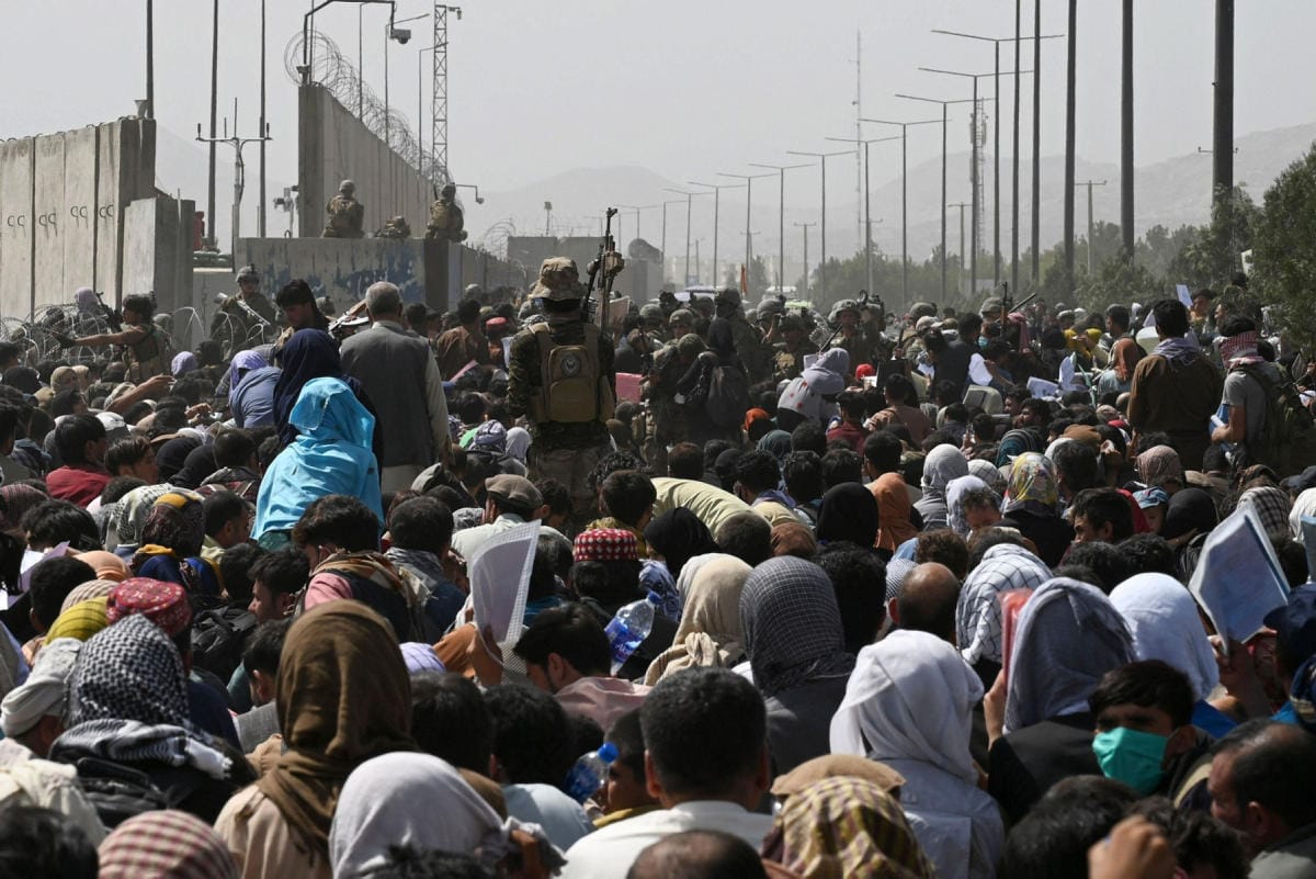 Ihmisiä pakkautui Kabulin lentokentän läheisyyteen elokuussa. LEHTIKUVA/AFP