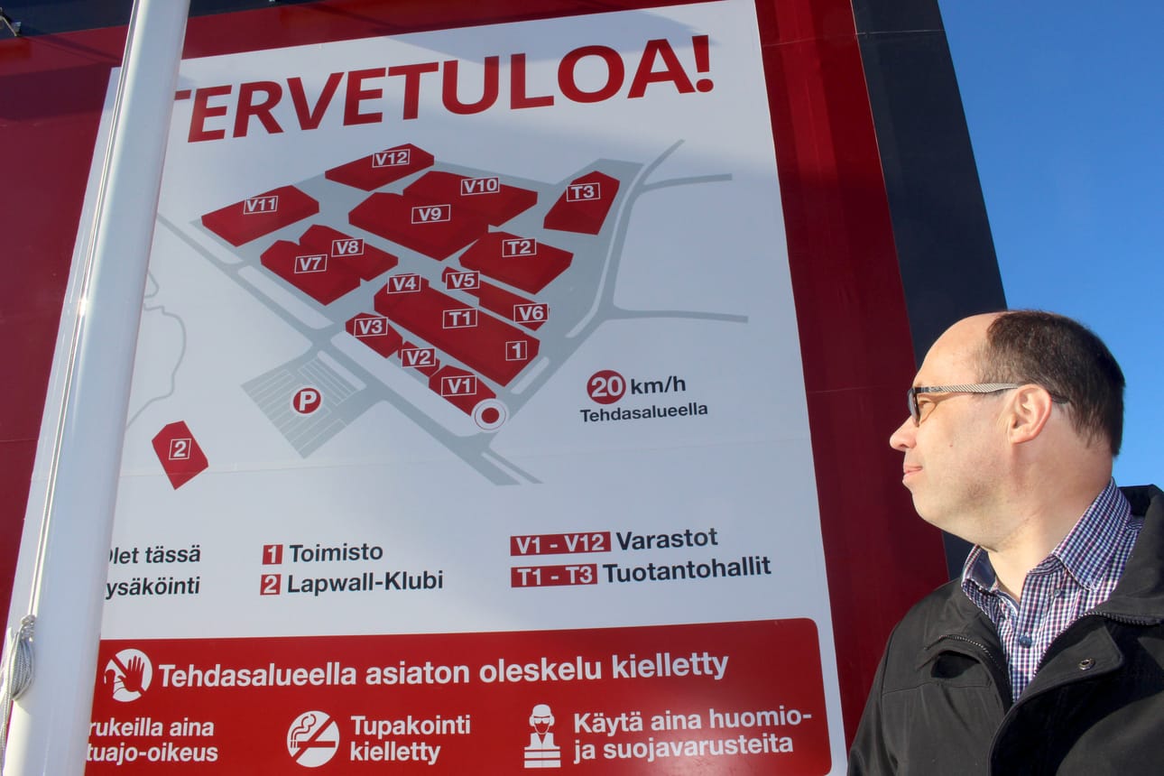 Heikko Klaavo harmittelee, että LapWallin uuden varastorakennuksen lupaprosessi on venynyt odotettua pidemmäksi. Jatkoksi kaavailtu korkean automaatioasteen tuotantohalli taas vaatisi lisämaata.