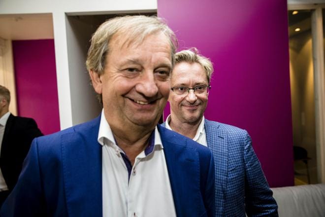 Liikemies Hjallis Harkimo valittiin eduskuntaan kokoomuksen riveistä. Viime vuonna hän perusti oman Liike Nyt -eduskuntaryhmän. Taustalla liikkeen aktiivi Mikael Jungner. KUVA: Joel Maisalmi