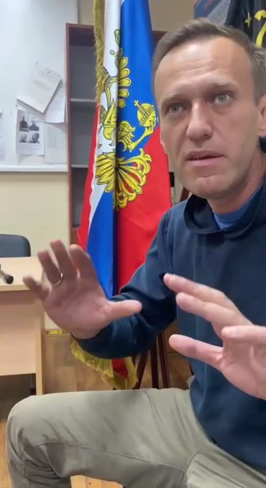 Oppositiopoliitikko Aleksei Navalnyi käytti tilaisuuden ja jatkoi Venäjän johdon kritisointia oikeussalissa kuvatulla käsivaravideolla.