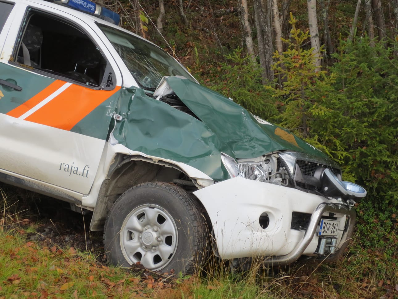 Partioauto vaurioitui pahoin hirvikolarissa Suomussalmella.