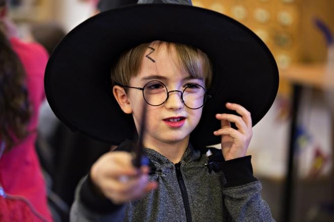 Minä olen Harry Potter, ja siskoni on Hermione Granger, sanoo 7-vuotias Conor Heron. Fantasiakirjasarjaa on luettu perheessä ahkerasti. KUVAT: MINNA ANTILA
