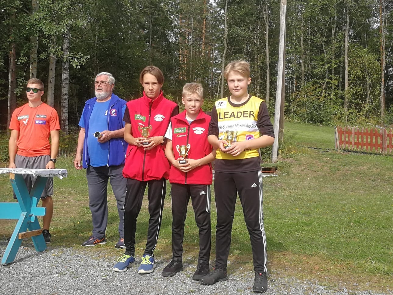 Peter Räisänen (vas) oli P14 – sarjassa mäkiviikon kolmonen ja Eemeli Kurttila (kesk) kakkonen. Kilpailun voitti Siilinjärven ponnistuksen Juho Ojala