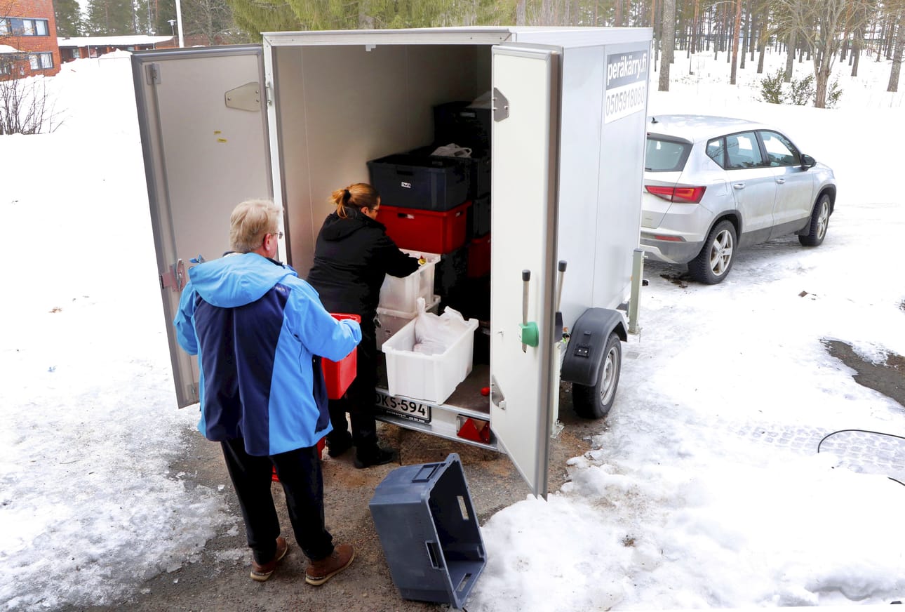 Kylille lähtevää ruokapakettijakelua pakattiin peräkärryihin. Marko Määttä kirjastosta oli ruokapalvelujohtaja Heidi Timosen apuna.