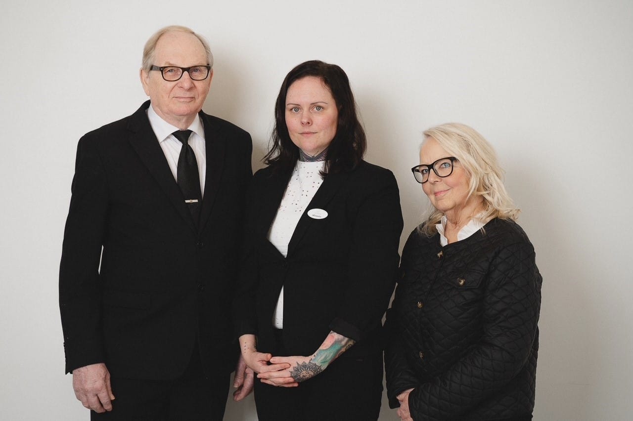 Fred ja Eva-Stina Berg auttavat tarvittaessa hautaustoimiston Kristiinaan perustavaa Alexandra Sippus- Baliukonienea (keskellä)