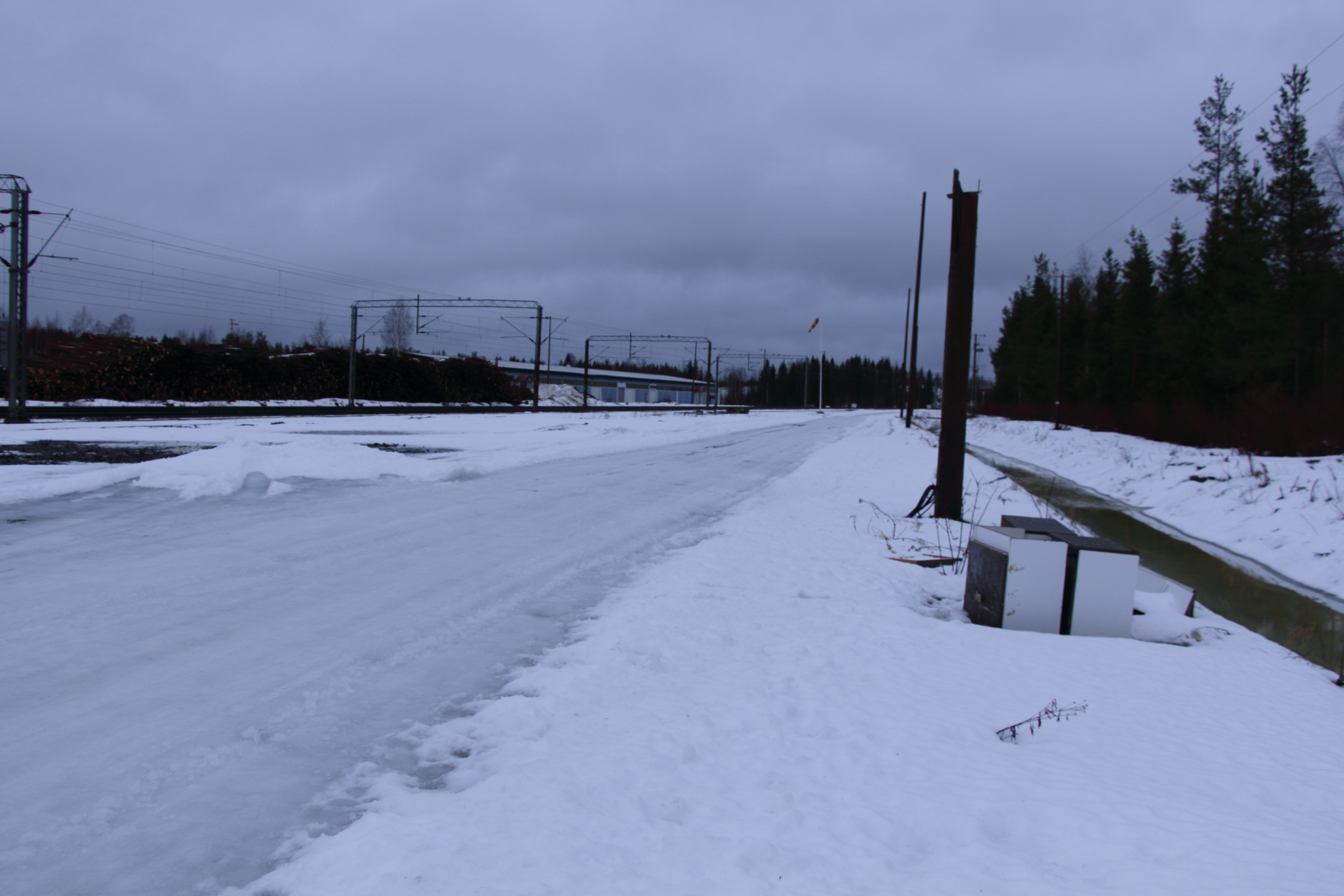 Hyljätyt kirjahyllyn osat radan huoltotien varressa. 