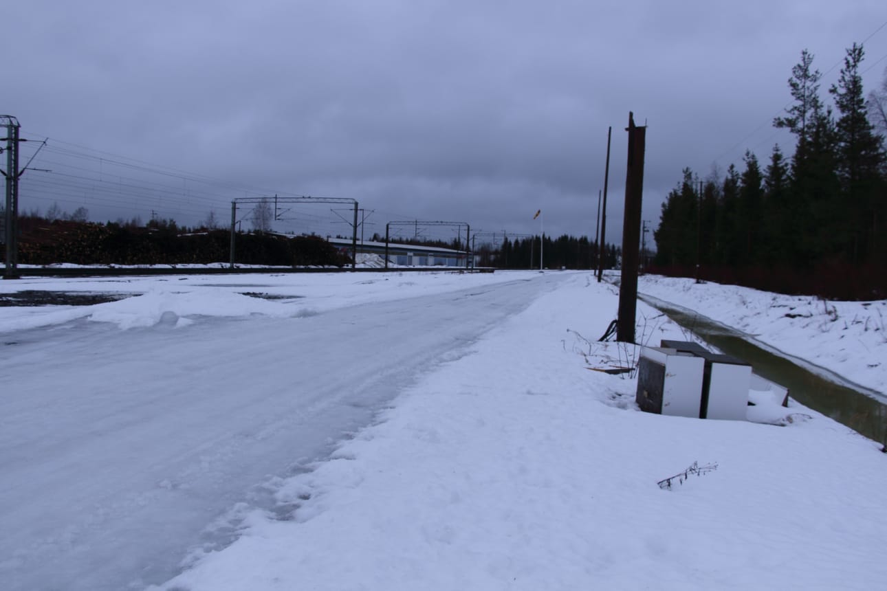 Hyljätyt kirjahyllyn osat radan huoltotien varressa.