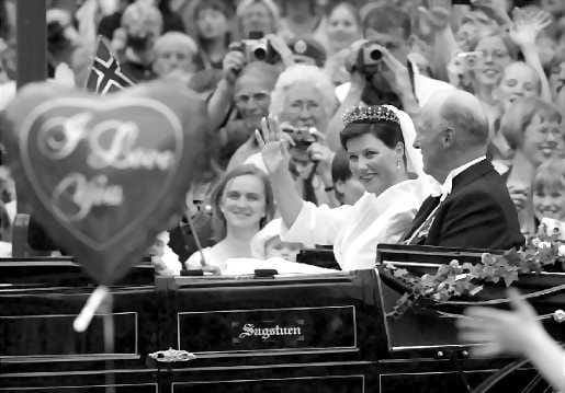 Matkalla kirkkoon. Prinsessa Märthä Louise tervehtii yleisöä matkalla häihinsä perjantaina. Vieressä isä kuningas Harald.