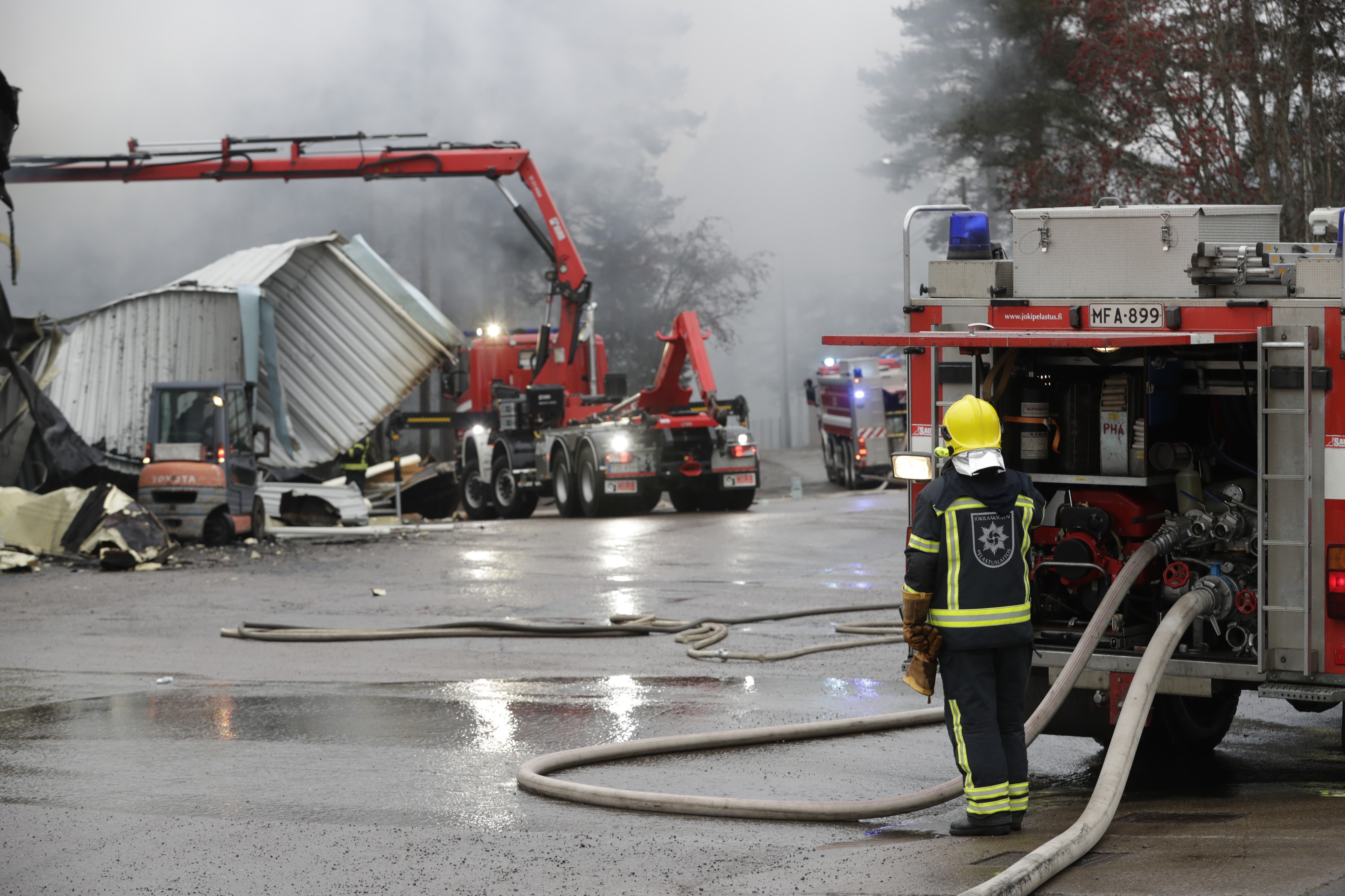 Iso joukko palomiehiä sammutti Kylmäsen tuotantotilojen paloa vielä aamupäivästä lauantaina.
