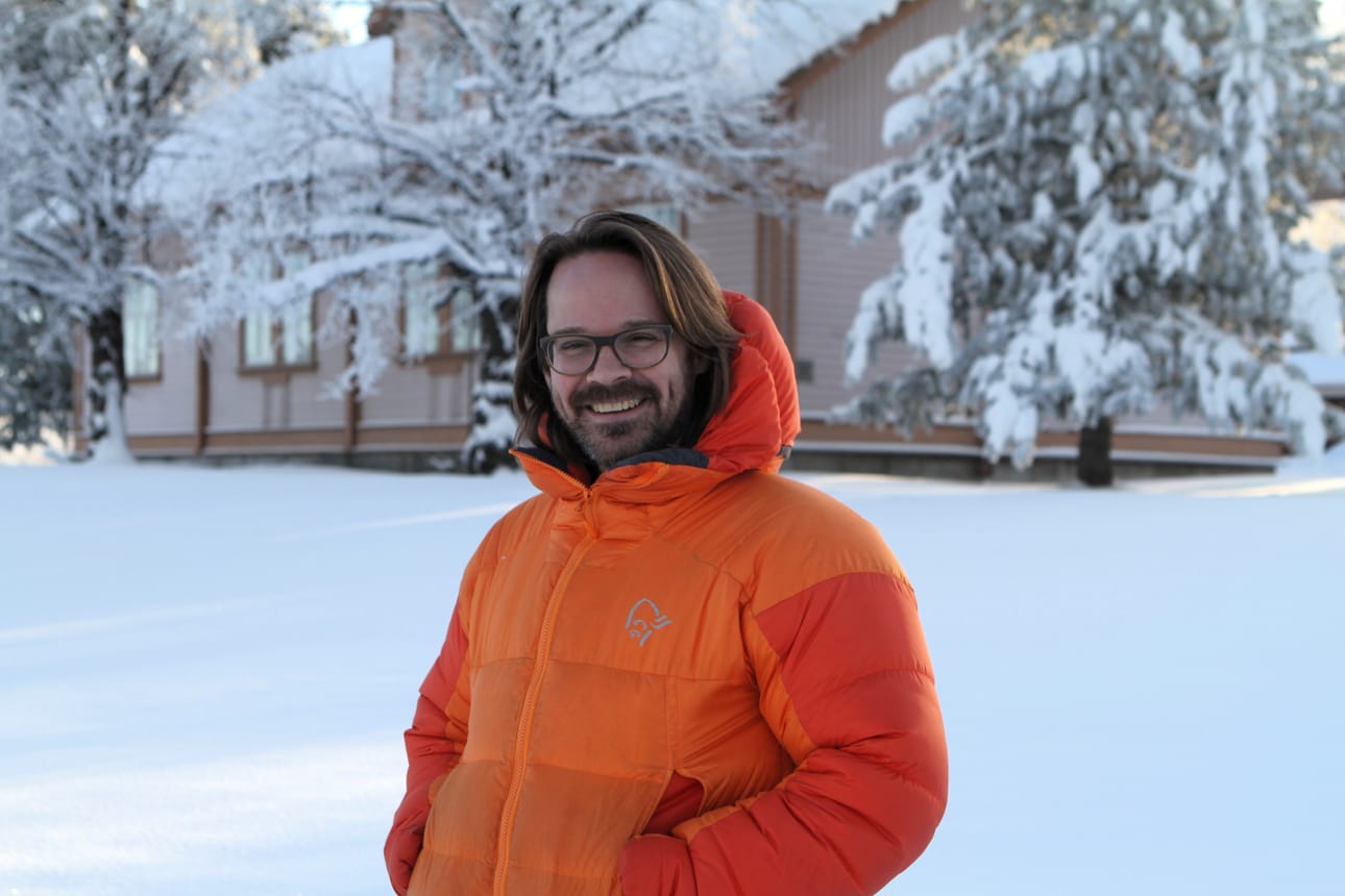Gabriel E. Arnold julkaisee klassisen musiikin ja pohjoisen luonnon yhdistäviä videoita youtube-kanavallaan. Nyt työn alla on Jean Sibeliuksen teosten taltiointi taustalla näkyvässä Ratapihan Ruustinnassa.