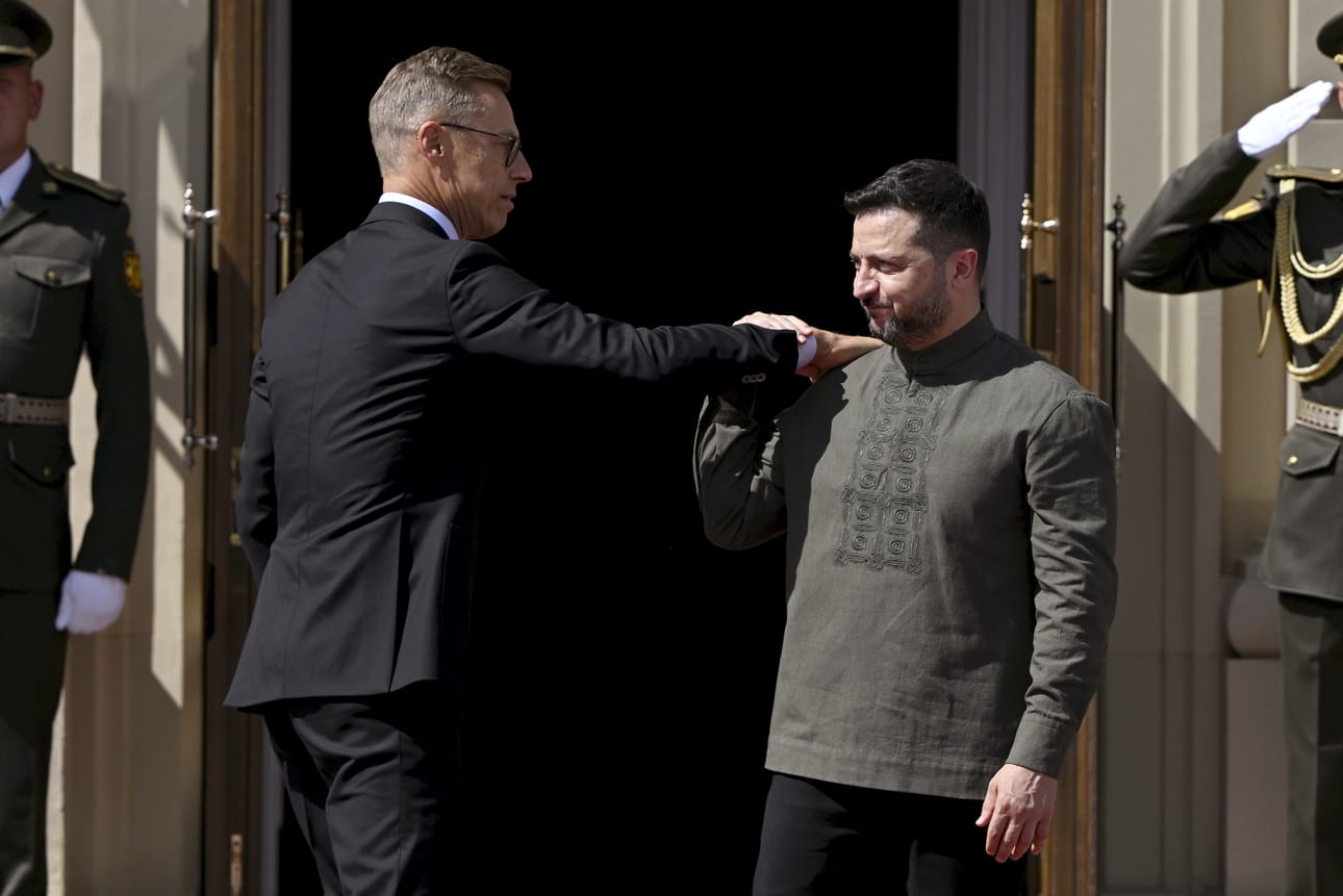 Suomen tasavallan presidentti Alexander Stubb ja Ukrainan presidentti Volodymyr Zelenskyi tervehtivät toisiaan Ukrainan, Pohjoismaiden ja Baltian maiden yhteisen kokouksen tervetuliaistilaisuudessa.
