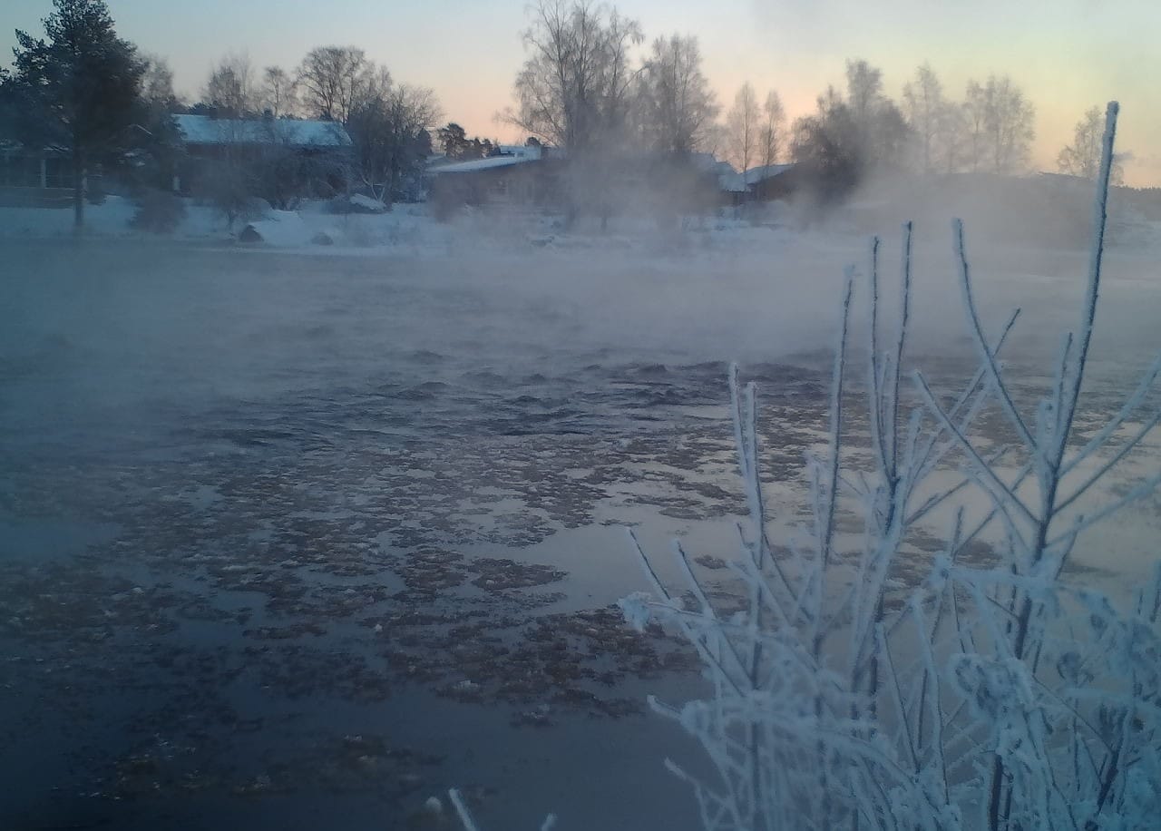 Ähtävänjoesta hyydettä poistettiin kaivinkoneella maanantaina.