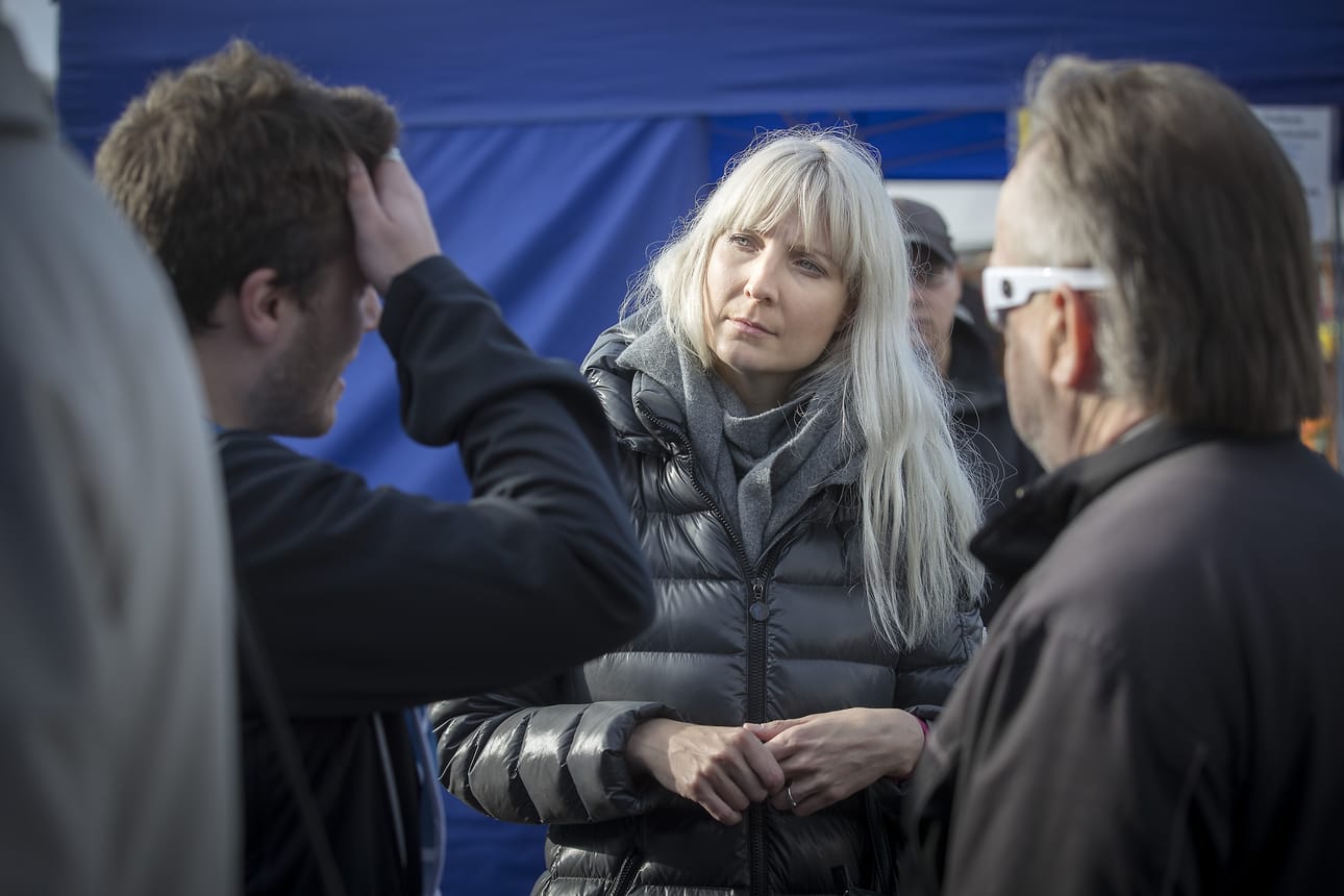 Laura Huhtasaari tapasi oululaisia maanantaina syysmarkkinoilla kauppatorilla.