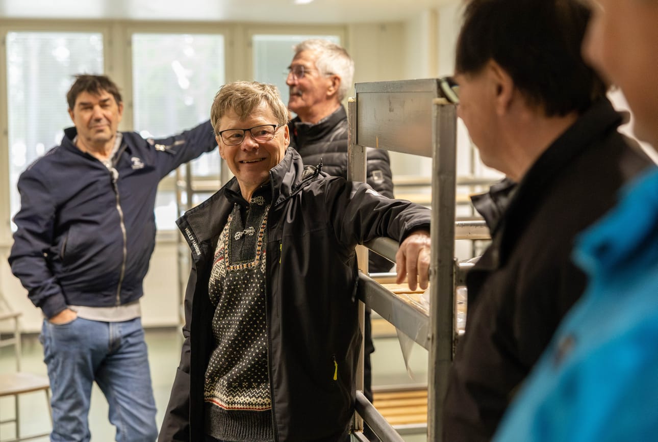 Pekka Kokkonen (kuvassa keskellä) muistelee menneitä Arno Toppilan ja Raimo Paanasen kanssa. Takana Sauli Niemelä (vas.) ja Keijo Kokkonen. – Kaapit olivat sellaisia, että niissä oli reiät. Reiästä pystyi tarkistamaan, onko ase kaapissa, muistelee Raimo Paananen.