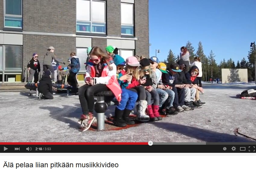 - Oon riippuvainen mä pelistä tästä, enkä välitä muusta elämästä, videossa lauletaan. Kuvakaappaus videosta.