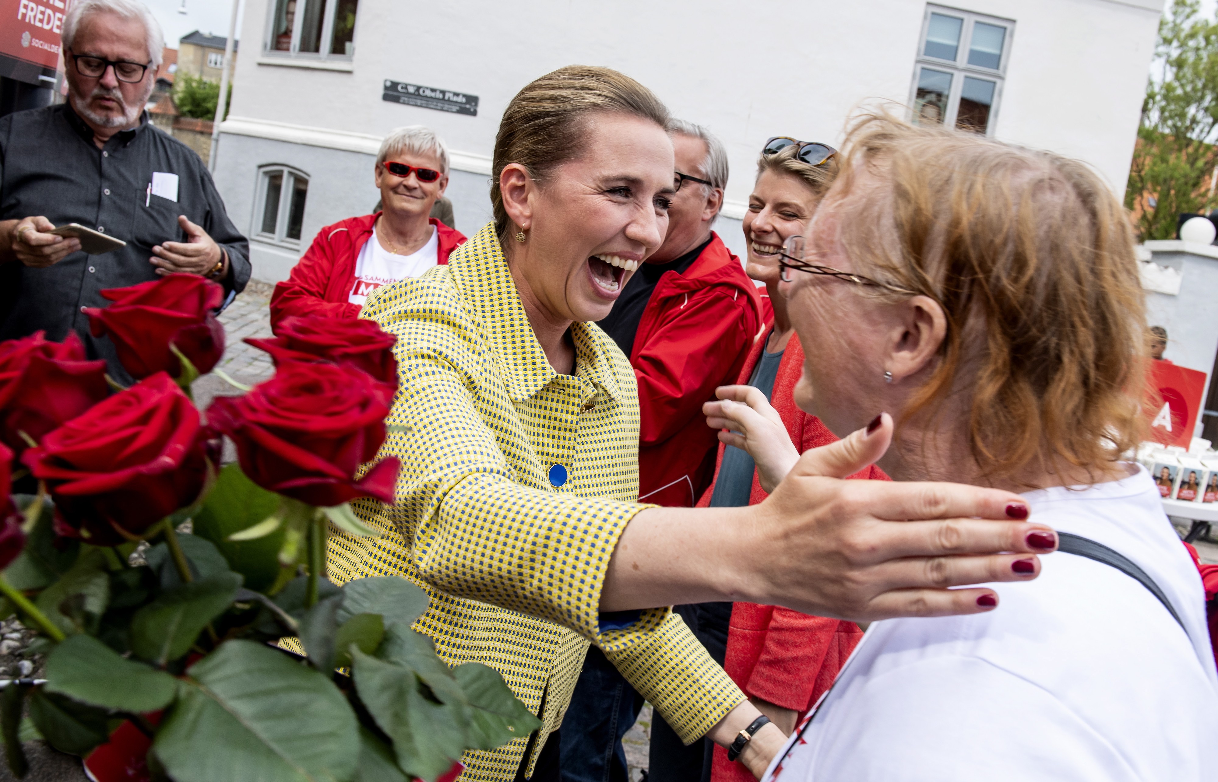 41-vuotiaasta Mette Frederiksenistä on tulossa Tanskan kaikkien aikojen nuorin pääministeri. Hänet kukitettiin kotikaupungissaan Aalborgissa keskiviikon äänestyksen jälkeen.