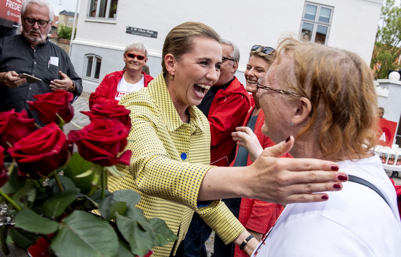 41-vuotiaasta Mette Frederiksenistä on tulossa Tanskan kaikkien aikojen nuorin pääministeri. Hänet kukitettiin kotikaupungissaan Aalborgissa keskiviikon äänestyksen jälkeen.