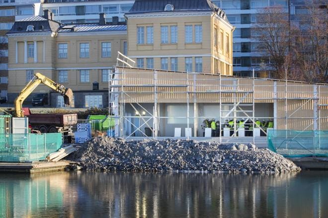 Kalastuksen talon arvioidaan valmistuvan puolen vuoden kuluttua. Ovet avataan loppukesästä. Kalatiski-puodin rakennustyöt ovat jo pitkällä. KUVAT: MINNA ANTILA