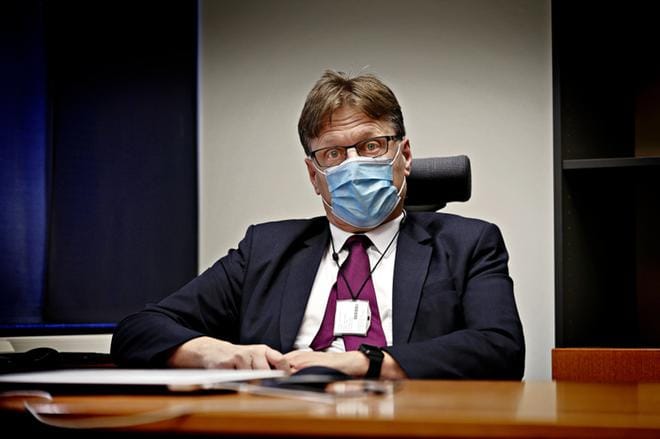 Ylilääkäri Matti Rekiaro iloitsee nollapäivästä, mutta muistuttaa, että ilman jarrua epidemiaa ei taltuteta. KUVA: KARI LÖFHJELM