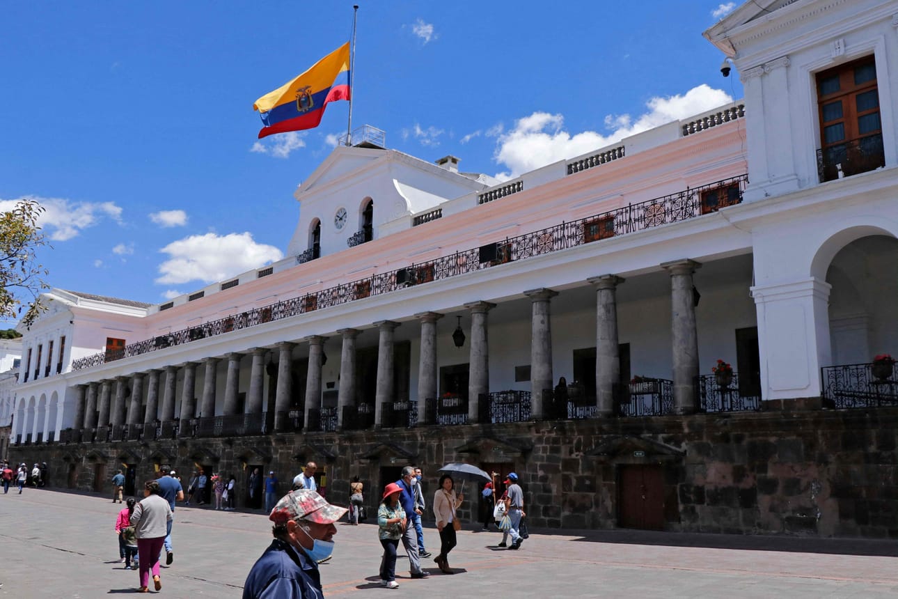 Ecuadorissa on otettu kiinni kuusi ihmistä presidenttiehdokkaan surmaan liittyen. Kuva Ecuadorin pääkaupungista Quitosta hallintorakennuksesta. LEHTIKUVA/AFP