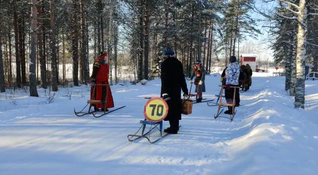 Potkuriralli Perinnekeskuksessa, vanhoihin asuihin pukeutuneena