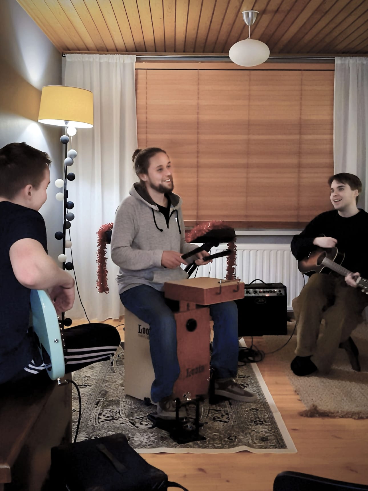 Teemu Vuorela soittamassa vanhassa jouluvalokuvassa poikiensa Akun (vas.) ja Ukon kanssa.