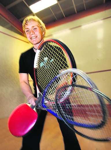 Kaksi mitalia. Tommi Laine toi tuliaisinaan racketlonin MM-kisoista henkilökohtaisenhopean B-luokasta ja joukkuepronssin.