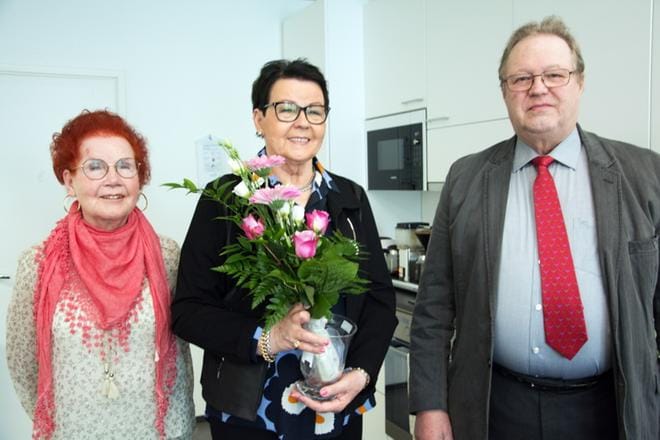 Kukat ja maljakon ojensivat Leila Niemiselle (keskellä) Alavuden Sydännaisten puheenjohtaja Aila Ritola ja Sydänyhdistyksen puheenjohtaja Veikko Rantala. KUVA: KAROLIINA SYRJÄ