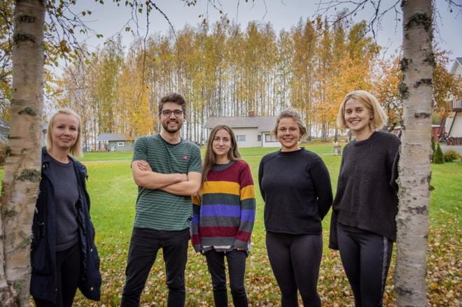Soinin 4H:n toiminnanjohtaja Saija Källi (vas.) ohjasi Allianssi-leiriläisiä. Osallistujina olivat Johannes Drobny, Aurora Zucconi, Mara Hütsch ja Yulia Yalinich. KUVA: AARRE LÖYTÖMÄKI
