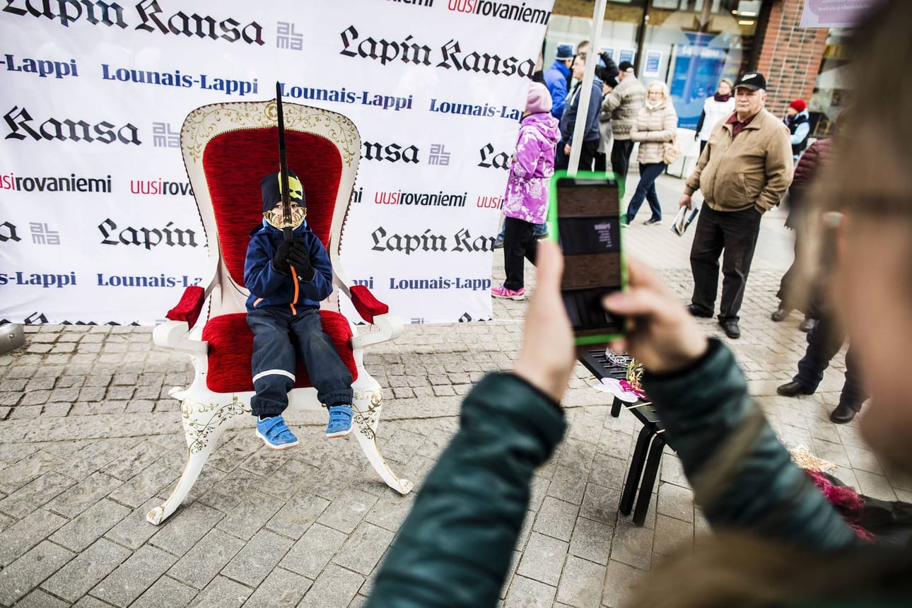 Uuden Rovaniemen valtaistuimella sai itsensä kuvauttaa prinssinä tai prinsessana. 4-vuotias Joonas Poikajärvi halusi olla prinssi ja valitsi miekan kuvausrekvisiitakseen.