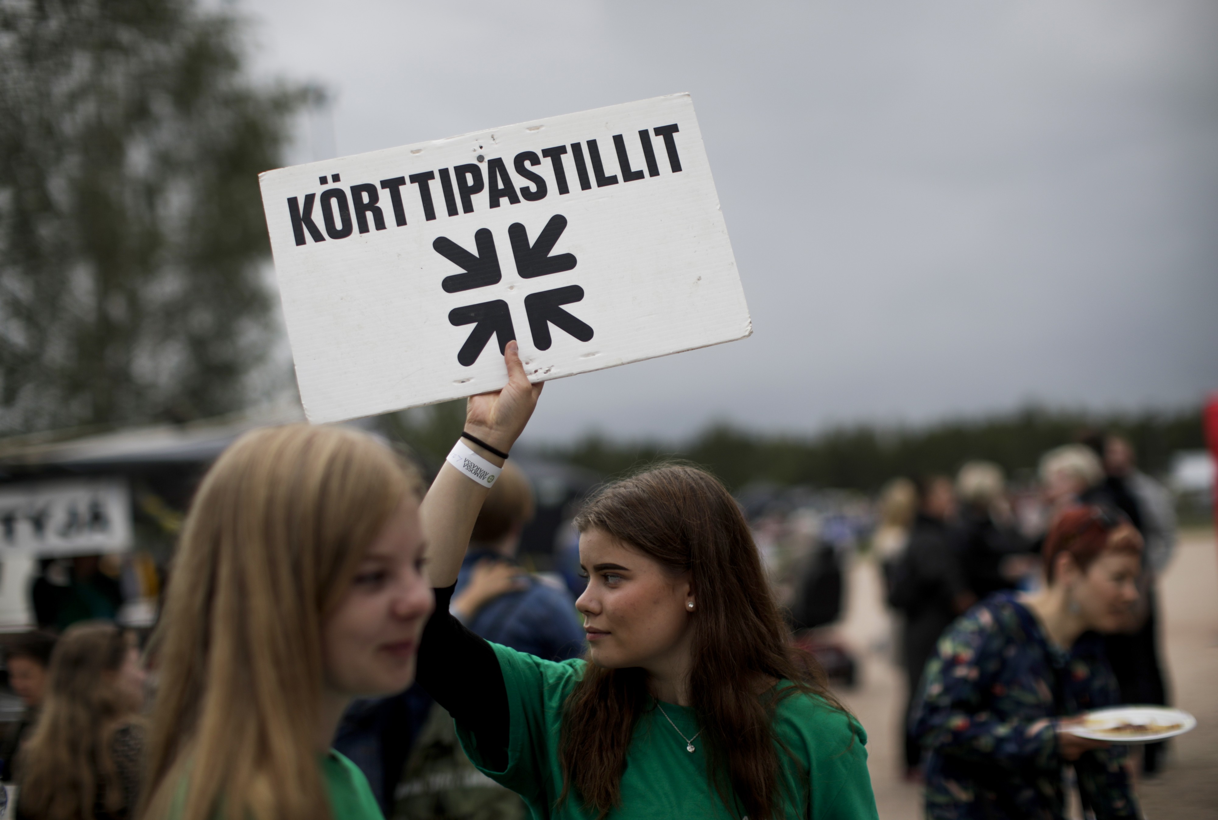 Inka Koskela (vas.) on tullut herättäjäjuhlille Hyvinkäältä ja Aada Kuoppala Turusta. He myyvät talkoolaisina körttipastilleja, joiden sanotaan kestävän suussa suurinpiirtein yhden seurapuheen ajan.