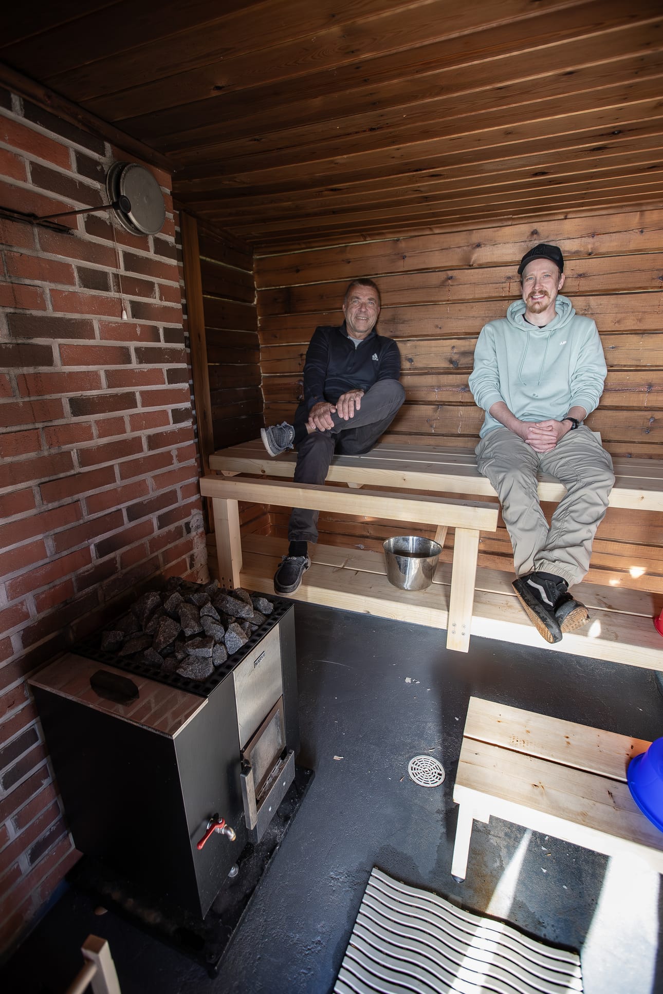 Avantopaikan vanhassa pukukopissa on tätä nykyä sauna. Ari Eilola ja Matias Stenudd olivat mukana sitä rakentamassa.