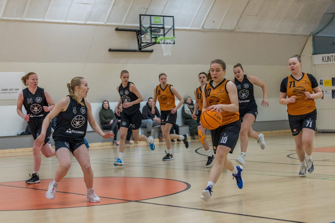 Taivalkosken Kuohun koripallotyttöjen vuosi alkoi voitolla Kouvolan Kouvoista. Palloa kuljettamassa numero 10 Laura Luokkanen.
