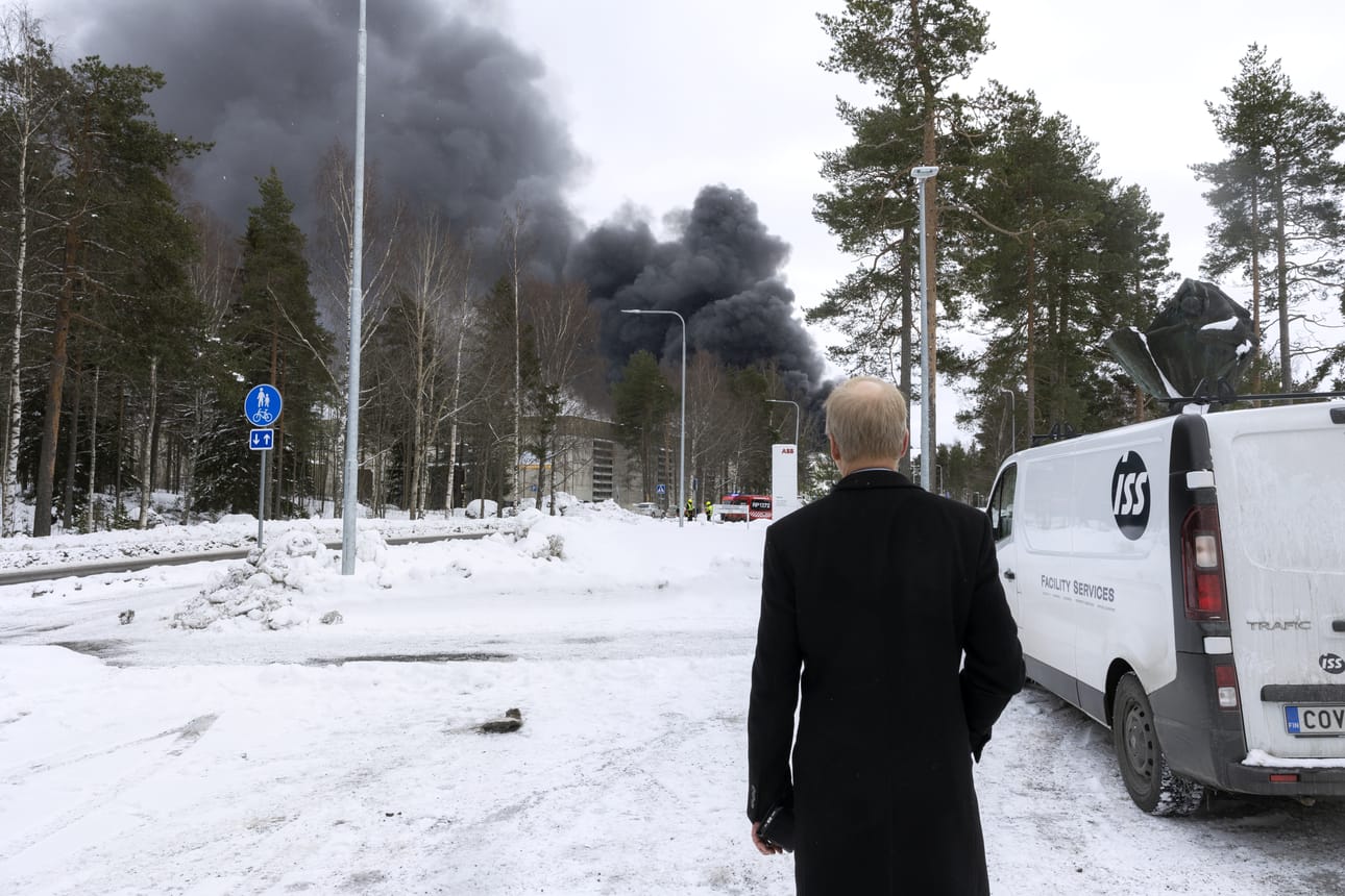Hitachi Energy Finland Oy:n toimitusjohtaja Matti Vaattovaara seuraamassa tilannetta paloalueen läheisyydessä.
