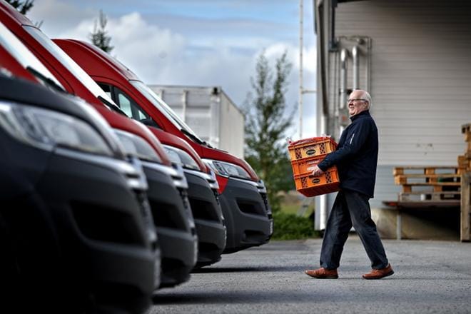 Pertti Kuoppala on laskenut, että päivän aikana hän kuljettaa noin 500 kiloa leipää kaupoille. Yhteen leipälaatikkoon sopii 30 leipää. Viimeisen kahden vuoden ajan Kuoppala on tehnyt kolmepäiväistä työviikkoa. Nuorille hänellä on yksi vinkki: opiskelkaa ruotsia. – Sen avulla pystyin itse tekemään töitä myös Norjassa, Kuoppala kertoo. KUVAT: TOMI KOSONEN