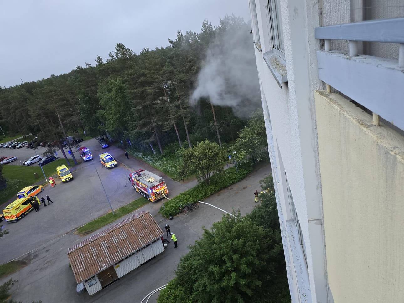 Savu levisi Puolivälinkankaan Maahisentiellä palavasta asunnosta ylempiin kerroksiin.
